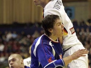 Peter Kukučka v súboji s nemeckým hráčom Behrenom (s lop­tou) na ME 2006 vo Švajčiarsku.