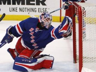 Brankár New York Rangers Henrik Lundqvist nedokázal chytiť strelu Martna Plekanca (Montreal).