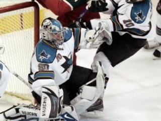 Útočník Minnesoty Wild Aaron Voros (34) sa snaži presadiť pred bránou San Jose, kde sú v permanencii Christian Ehrhoff a brankár Jevgenij Nabokov.