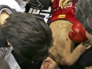 Yo-sam Choi síce svoj posledný boxerský zápas, v ktorom obhájil titul majstra sveta vyhral, prehral ale boj so životom. Na snímke bezprostredne po tom, ako tesne po skončení duelu s Heri Amolom upadol do bezvedomia, z ktorého sa už neprebral.