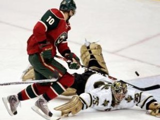 Slovák Marián Gáborík z Minnesoty Wild (vľavo) nadvihuje puk nad brankárom Dallasu Stars Martym Turcom a strieľa gól v zápase zámorskej NHL 3. januára 2007 v St. Paule.