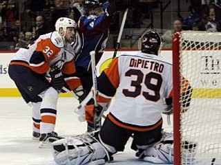 Pravé krídlo Colorado Avalanche Marek Svatoš (v pozadí) oslavuje víťazný gól proti NY Islanders.