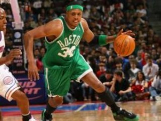 Hviezda Bostonu Paul Pierce uniká do koša v zápase proti Detroitu.