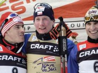 Druhý Nemec René Sommefeldt , víťaz Čech Lukáš Bauer a tretí Talian Giorgio Di Centa na stupni víťazov po skončení behu na lyžiach na 10 km voľnom technikou 6. januára 2008 v talianskom Val di Fiemme.