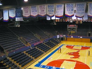 Basketbalová hala v areáli dallaskej univerzity. Cválajúci mustang je emblémom školy.