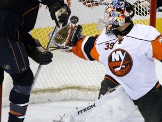 Brankár New York Islanders Rick DiPietro potvrdil výborný postreh a pokus Joni Pitkanena (Edmonton) chytil.