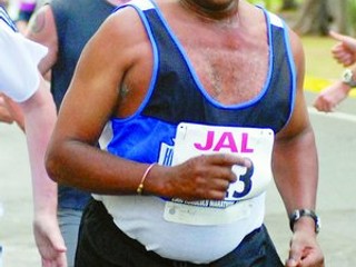 Kipchoge Keino počas vlaňajšieho rekreačného behu v Honolulu.