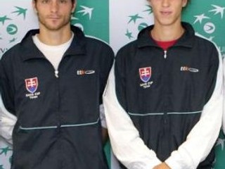 Kolegovia zo slovenského tímu hrajúcom v Davisovom pohári (vľavo Klec, vpravo Lacko) sa na 1. grandslame tohto roka postavia proti sebe.