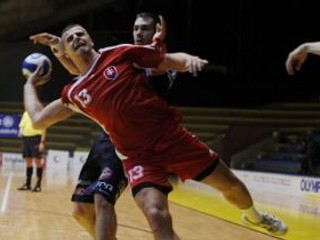 Na snímke v popredí slovenský reprezentant František Šulc bránený Slovincom Jure Natekom v prípravnom stretnutí pred ME v hádzanej mužov Slovensko - Slovinsko 10. januára 2008 v Bratislave.