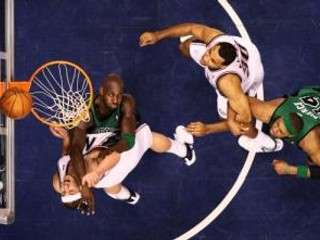 Podkošový súboj medzi hráčmi New Jersey Nets a Bostonu Celtics.