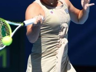 Austrálska tenistka Jarmila Gajdošová odvracia loptičku proti Američanke Serene Williamsovej v zápase prvého kola ženskej dvojhry na Australian Open 14. januára 2008 v Melbourne.