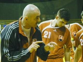 Tréner Zoltán Heister rozdáva pokyny hráčom počas generálky na ME so Slovinskom. Vpravo s číslom 21 je prešovská spojka Marek Mikéci.