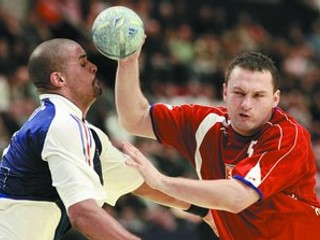 Slovensko začína ME v Nórsku zápasom proti Francúzsku. Aj na ME v roku 2006 v Bazileji sme sa s týmto súperom v skupine stretli. Na snímke sú Tomáš Straňovský (vpravo) a Francúz Guillaume Gille.
