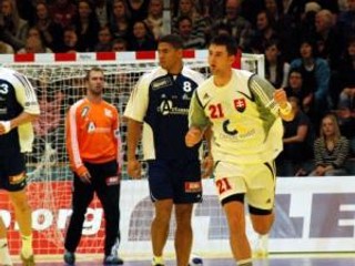 Slovenskí hádzanári nastúpili vo štvrtok 17. januára 2008 v nórskom Trondheime na svoj prvý zápas 8. majstrovstiev Európy s obhajcami titulu Francúzmi. Na snímke Marek Mikéci (vpravo) sa vracia do slovenskej obrany po skórovaní do francúzskej bránky.
