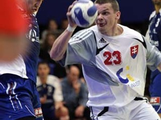 Slovák Radoslav Antl pri pokuse o streľbu vo včerajšom úvodnom zápase hádzanárskych ME Francúzsko - Slovensko (32:31).
