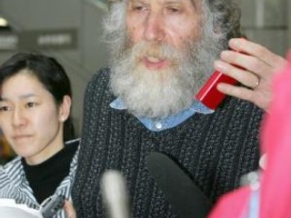 Na archívnej snímke z 24. marca 2005 bývalý šachový veľmajster Bobby Fischer v rozhovore s novinármi na letisku v japonskom meste Narita. Fischer vo veku 64 rokov zomrel 18. januára 2008 v Reykjavíku.