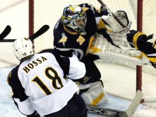 Marián Hossa sa snaží prekonať brankára Buffala Ryana Millera.