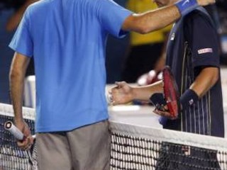 Roger Federer si podáva ruku s Jankom Tipsarevičom po úchvatnom zápase v treťom kole Australian Open 2008.