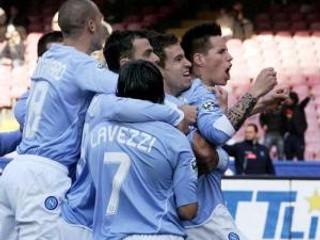 Marek Hamšík sa teší so spoluhráčmi z jedného zo svojich dvoch gólov do siete Lazia Rím.