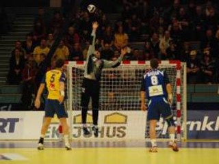 Slovenský brankár Richard Štochl sa naťahuje za loptou po sedmičke Švéda Kima Anderssona v nedeľňajšom zápase D-skupiny proti Švédsku 20. januára 2008 na ME 2008 hádzanárov v nórskom Trondheime.