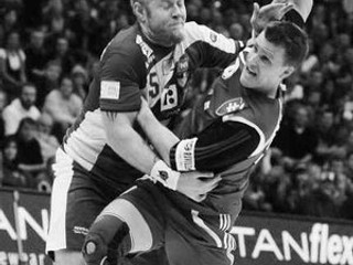 Michal Baran (vpravo) sa snaží predrať cez islandského valibuka