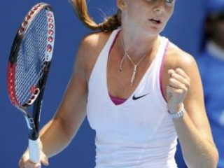 Daniela Hantuchová sa teší z víťazného bodu v zápase proti Márii Kirilenkovej.