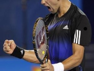 Novak Djokovič sa teší z výhry nad svetovou jednotkou Rogerom Federerom