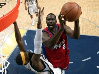 Tim Thomas z Los Angeles Clippers (2) zakončuje cez Hakima Warricka z Mephisu.