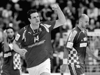 Dán Michael Knudsen oslavuje gól v sieti súpera. Vpravo je Chorvát Davor Dominikovič. Z finálového stretnutie ME hádzanárov Dánsko – Chorvátsko 24:20.