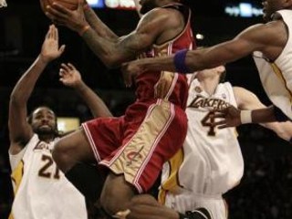 Trojica hráčov Los Angeles Lakers sa snaží zastaviť superhviezdu Clevelandu Cavaliers Lebrona Jamesa