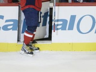 Alexander Ovečkin z Washingtonu Capitals sleduje záznam svojho tretieho gólu v zápase proti Montreal Canadiens.