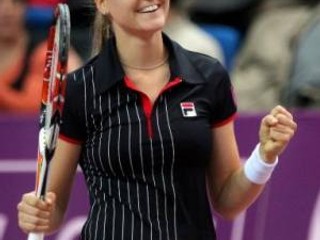 Maďarka Agnes Szavayová oslavuje víťazstvo v zápase so Slovenkou Danielou Hantuchovou na turnaji v Paríži 8.februára 2008.