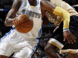 Carmelo Anthony uniká svojmu obrancovi v zápase Denveru Nuggets s Washingtonom Wizzards.