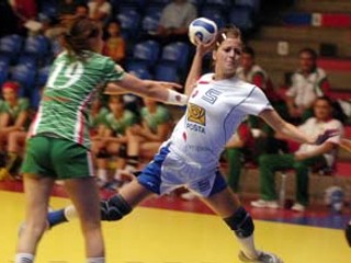 Martina Košíková (vpravo) sa prediera cez Bulharku Veselku Kalakunovú.