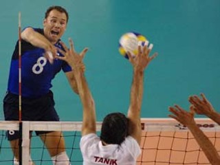 Martin Sopko (na snímke smečuje) vyhral štatistiku základnej časti Európskej ligy ktorá zaznamenáva počet dosiahnutých es. Na jeho podanie sa bude slovenský tím spoliehať aj v Portugalsku.
