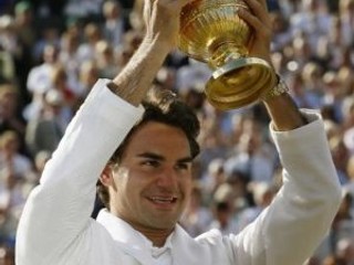 Päťnásobný víťaz mužskej dvojhry vo Wimbledone, švajčiarsky tenista Roger Federer.
