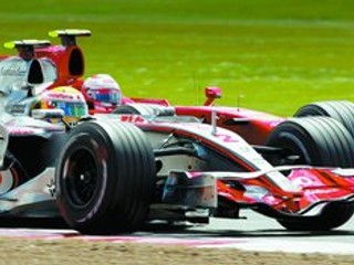 Fín Kimi Räikkönen (vpravo) pri pokuse predbehnúť Brita Lewisa Hamiltona zo stajne McLaren.