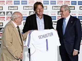 Nemec Bernd Schuster (vpravo) s dresom Realu Madrid s č. 1