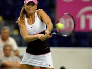 V úvodnej dvojhre barážového stretnutia o účasť v II. svetovej skupine tenisového Pohára federácie medzi Slovenskom a Srbskom v košickej Steel Aréne nastúpili 14. júla 2007 proti sebe Daniela Hantuchová (na snímke) a Ana Timotičová