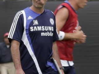 Tréner Chelsea José Mourinho sleduje svoj tím v tréningovom centre UCLA pri Los Angeles
