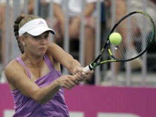 Ruska Anna Čakvetadzeová odvracia servis Vanii Kingovej v semifinále Fed Cupu proti USA