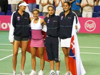 Slovenské tenistky zľava: Daniela Hantuchová, Dominika Cibulková, Janette Husárová a Jana Juricová pózujú po zdolaní Srbska