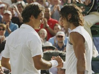 Roger Federer a Rafael Nadal si podávajú ruky na konci finálového zápasu vo Wimbledone 2007