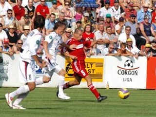 Ondrej Číž a Patrik Pavlenda z FC Vion (vpravo) bránený Viktorom Berkomi z FC Almaty (vľavo).