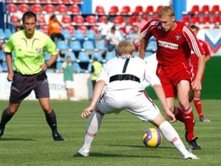 Ondrej Číž z FC Vion (vpravo) proti brániacemu Sergeyovi Larinov z FC Almaty. Zo zápasu Pohára UEFA FC ViOn Zlaté Moravce - FC Almaty 3:1.