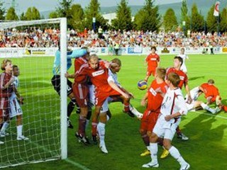 Brankár Michal Peškovič likviduje s pomocou Ondreja Číža (4) a Patrika Pavlendu (5) závar pred bránkou ViOnu. Z prvého predkola Pohára UEFA Zlaté Moravce – FC Almaty 3:1.