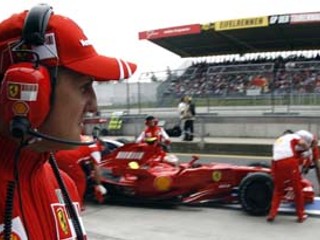 Včerajší meraný tréning pred Veľkou cenou Európy F 1 na Nür­burg­ringu sledoval exmajster sveta Michael Schu­ma­cher. Na snímke pozoruje svojho nástupcu v tí­me Ferrari Räikkönena, ktorý skončil v prvom tréningu druhý za Hamiltonom (McLaren). V druhom si