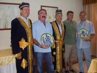 Prejavu najvyššej úcty sa dostalo Ľudovítovi Černákovi (vľavo) a Viliamovi Ondrejkovi (v strede). Dary v podobe čapanu a ťubitejky znamenajú v Uzbekistane priam pobratanie, šéf Mash'al Muboraku odovzdal obom národný kroj, na snímke sú s nimi aj spevák Rob