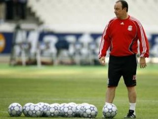Tréner Liverpoolu Rafael Benitez sleduje tréning svojich zverencov