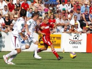 Ondrej Číž a Patrik Pavlenda z FC Vion (vpravo) bránený Viktorom Berkomi z FC Almaty (vľavo). Futbal: Pohár UEFA - FC ViOn Zlaté Moravce - FC Almaty